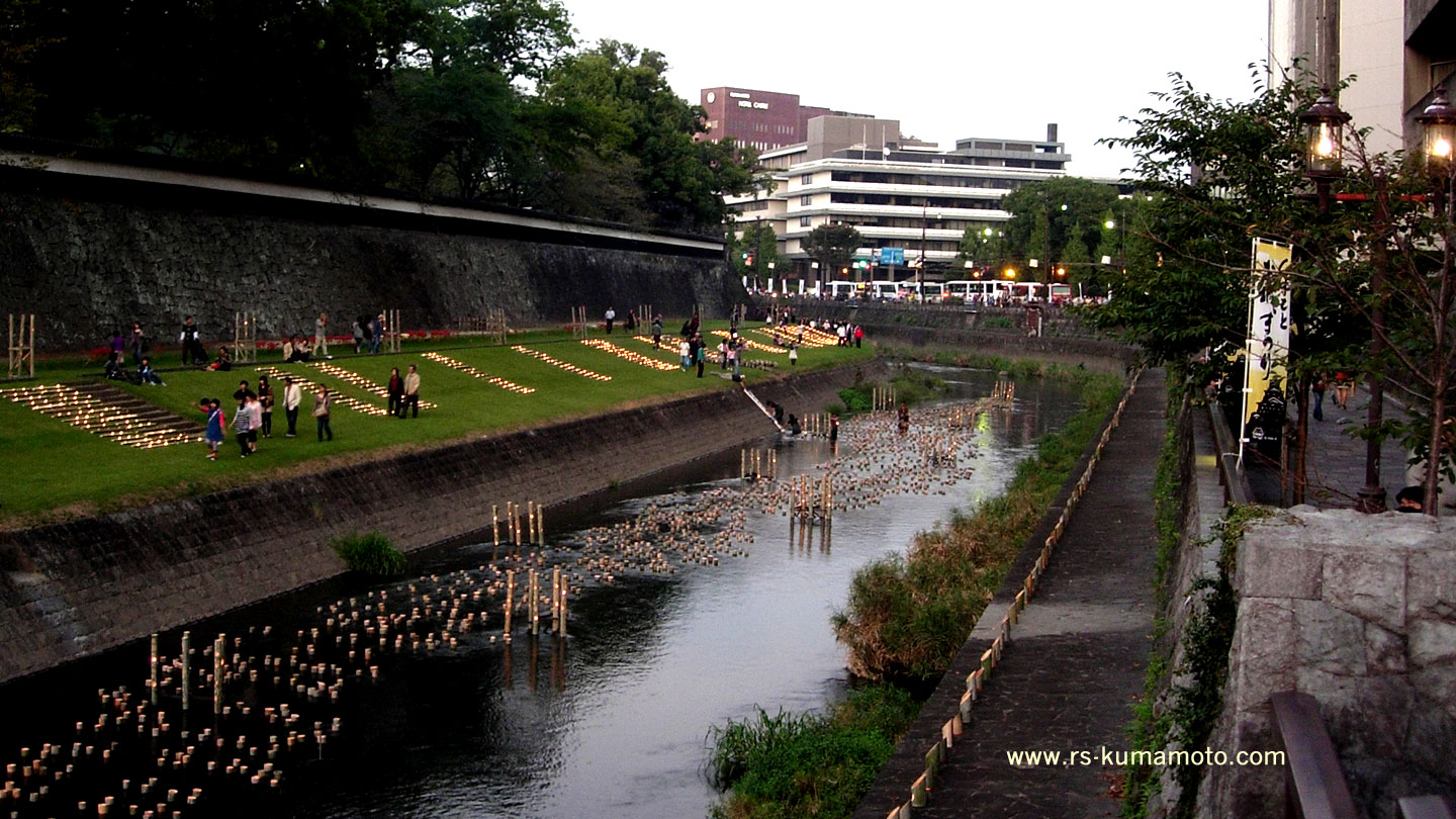 長塀前と坪井川に竹灯篭を並べた「水あかり」　2009年10月撮影
