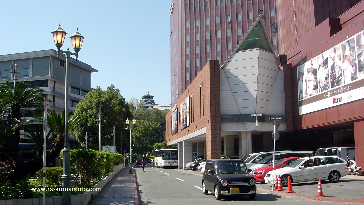 熊本ホテルキャッスルのチャペルと並ぶ熊本城　2015年10月撮影