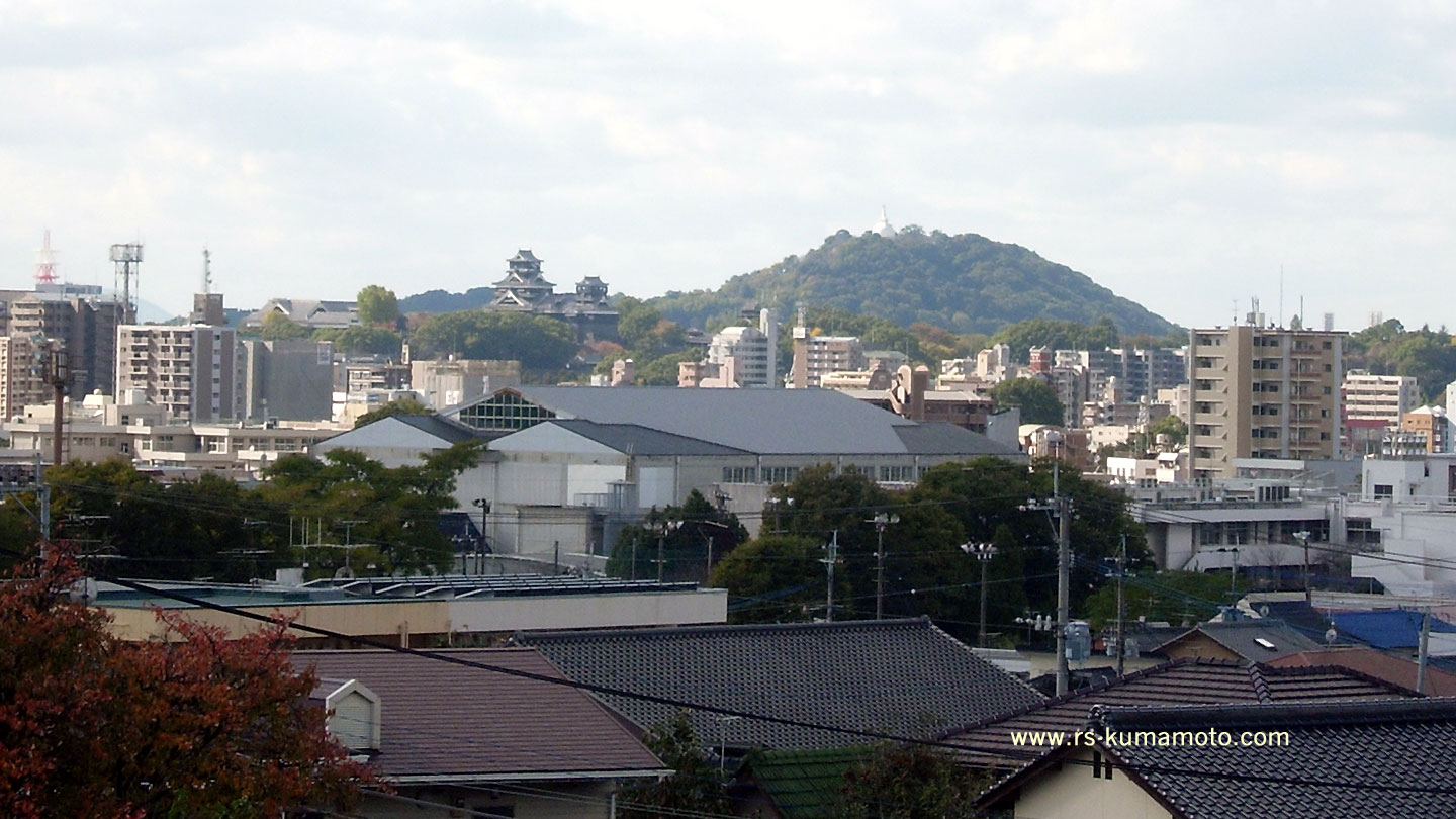 済々黌と熊本城（小峯墓地から）　2013年11月撮影