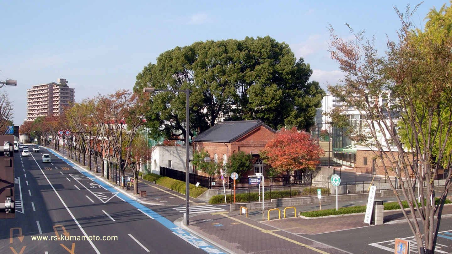 熊本学園大学正門横の旧熊本紡績電気室　2013年11月撮影