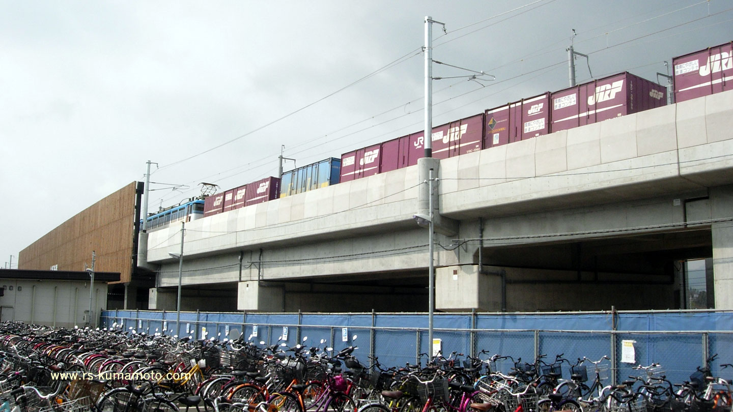 上熊本駅高架を通過するJR貨物（EF81牽引）　2015年4月撮影