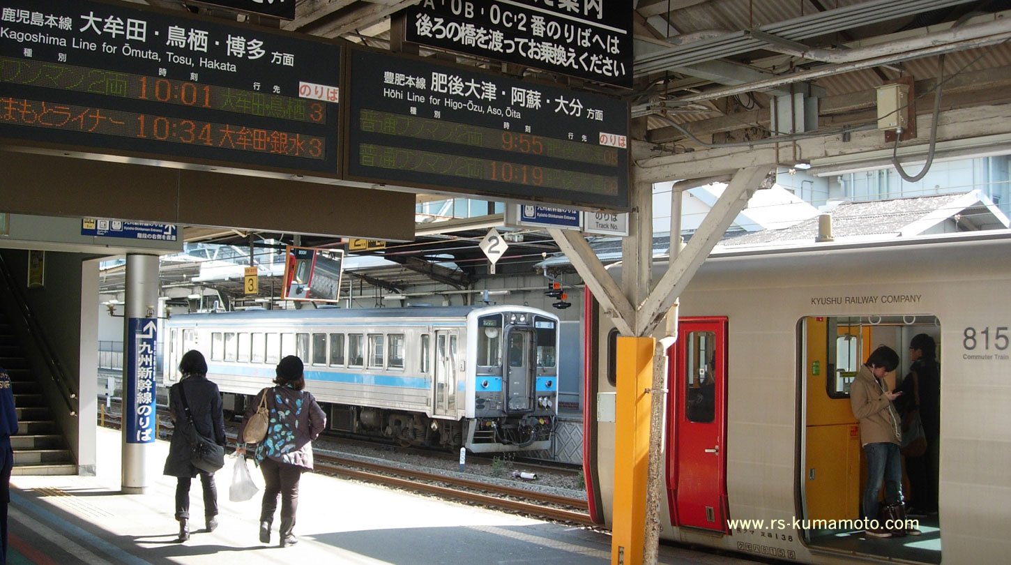 熊本駅停車中の815系電車とキハ31気動車　2015年3月撮影