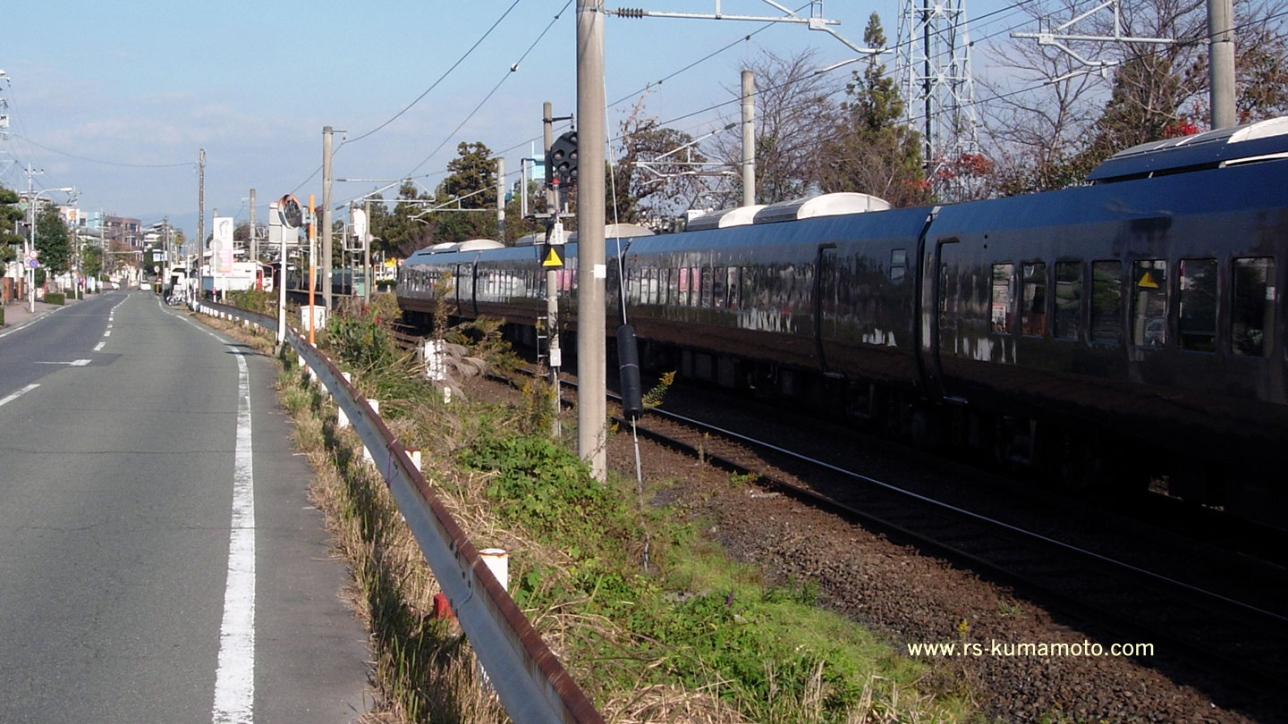 武蔵塚駅で普通電車と交換する「有明」　2010年11月撮影
