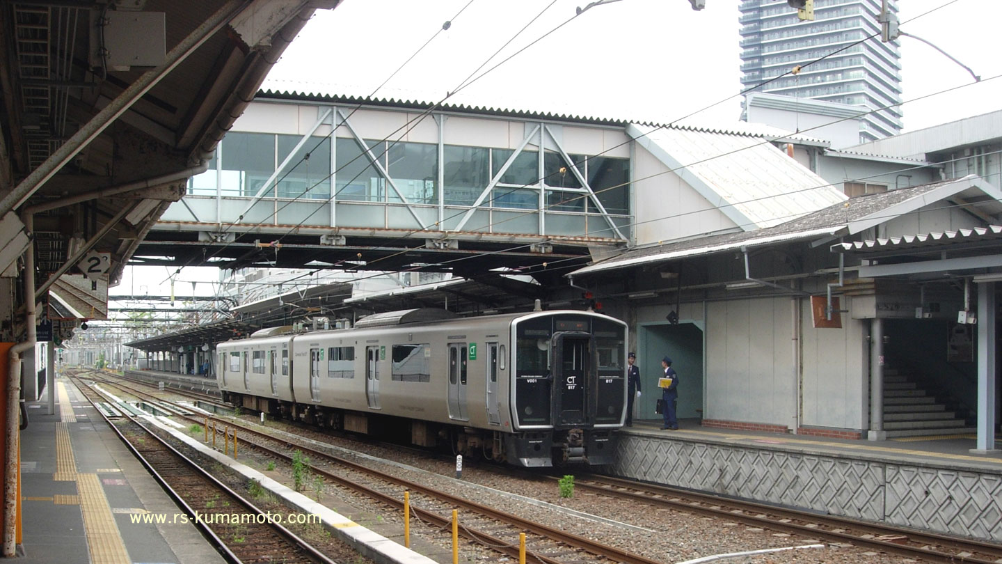 熊本駅２番線停車中の八代行き817系　2014年4月撮影