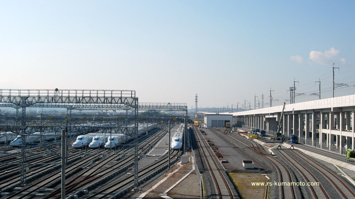 富合車両基地と九州新幹線（右側）　2011年3月撮影