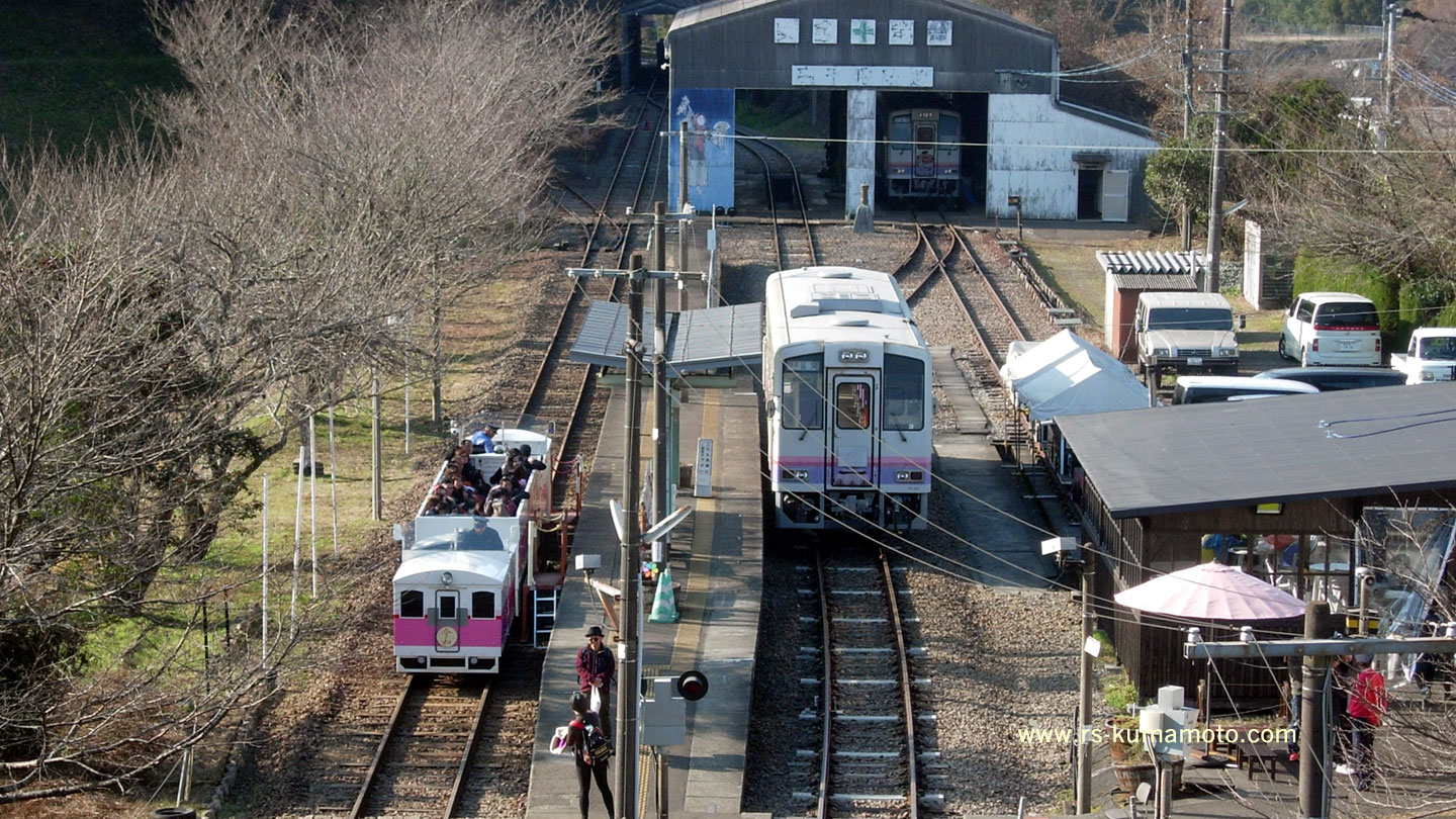 旧高千穂鉄道留置車と「あまてらす鉄道」トロッコ列車（宮崎県高千穂町）　2004年3月撮影